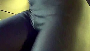 a fitness vagabond, rosa vermelha, gets her greluda licked in public outdoor action.