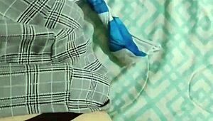 Mi Padrastro Me Folla Duro Cuando Mamá Se Va, Sola Estudiando Con Uniforme De Colegiala.