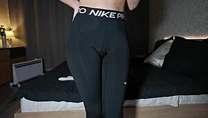 Yo, teen masturbating and peeing in leggings, so hot! 😜