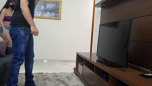 gostosa dona de casa em shortinho seduzindo o técnico de tv com tesão
