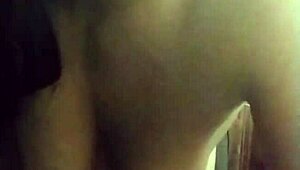 Hijastra se pone guarra, se inclina y chupa polla con labios jugosos