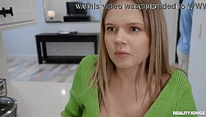 Yo, fik fat i denne milf med sneaky køkken blowjob, vildt grej! 😜