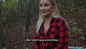 Yo, poglej to bujno blondinko, ki se sleče v gozdu, preden jo močno jebejo. Tako divje!