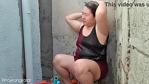 Filipina Ketahuan Mandi Luar Dapat Dipaku di Pertemuan Panas