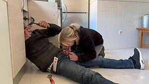 야, 배관공에게 최고의 블로우잡 해줬어... 입에 사정, 앗!