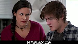 Pervfamxx: Stiefmutter Penny Barber erwischt Tyler Cruise beim Ficken und steigt ein!