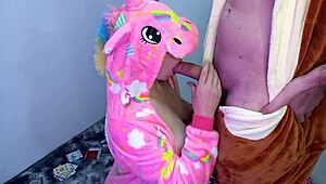 Me cojo a una unicornio bien putita y me la chupa hasta acabarle en las tetas