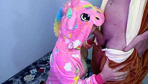 Me cojo a una unicornio bien putita y me la chupa hasta acabarle en las tetas
