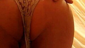 我在房间里超级饥渴 自慰