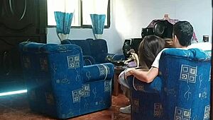 Moje sestra netuší, že jsem ji natočil, jak šuká s přítelem v obýváku... ukážu to rodičům 😈