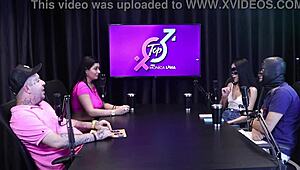 duas safadas ficam peladas mostrando peito e buceta gostosa