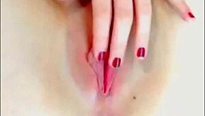 火辣年轻美女在网络摄像头前脱衣，用假阳具挑逗紧致阴道。