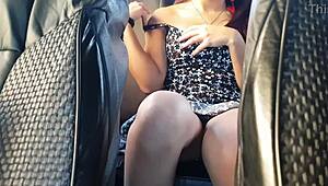 mujer caliente opens legs wide to pay for taxi ride in steamy car encounter