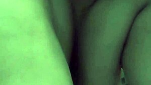 En webcam le toco las tetas y la pongo deperrito con latina milf