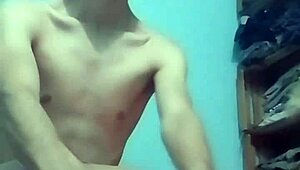 En webcam le toco las tetas y la pongo deperrito con latina milf