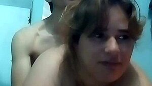 En webcam le toco las tetas y la pongo deperrito con latina milf