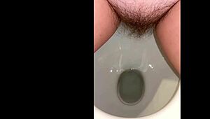 哇！看我毛茸茸小穴在厕所撒尿，尿液流下大腿