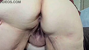 Непознат на спирката ме моли да вдигна полата, накрая ме чука у дома