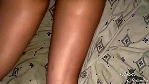 arantxawhite nuolee tyttärien märkää pillua koiras-asennossa ja lähetyssaarnaaja-pov-tyylissä.