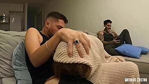 Invité un ami voyeur à baiser sa femme coquine - Premier MMF et DP !