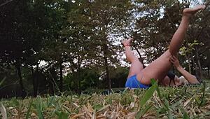 ficou excitada fazendo ioga, latina brasileira relaxa