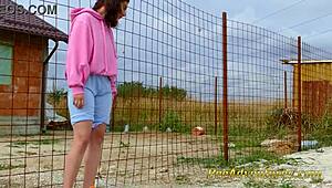 Очајничка хипстер девојка се бори да пишки у спољашњем хаосу.