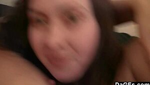 소파 위 뜨거운 레즈비언 섹스 세션