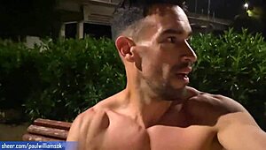 เธอเดินเปลือยเปล่าทั่วเมืองตอนเย็น