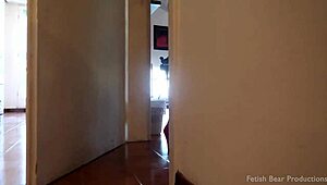 Ehi, vuoi vedere come coccolo i miei piedi con un massaggio oleoso?