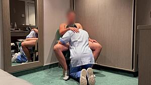 Млада камериерка от хотела влиза и ми помага да свърша с гореща свирка