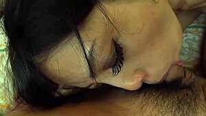 Обожавам да смучам големия кур на азиатската ми приятелка