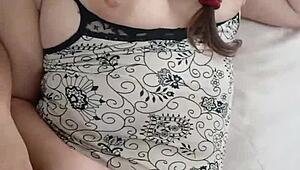 Latina înșală și călărește sălbatic mirosind chiloții ei