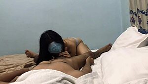 Asiatisk skol-tjej med stora naturliga tuttar får blowjob i missionärs