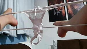 Esa latina mojada se corrió en el sofá con piernas pegajosas
