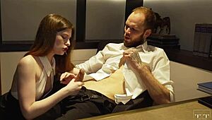 Secretaries Are Hired to Fuck on the Desk! Why Is He Jerking Off Alone?