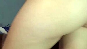 teen dances reaggaeton in mic session