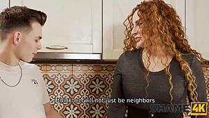 Къдрава червенокоса с големи цици тайно смуче на съседа в кухнята