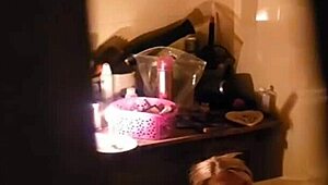 كاميرا مخفية تلتقط رفيقتي في الغرفة وهي تلمس نفسها