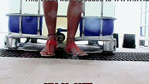 Η Staci με βρεγμένα ροζ εσώρουχα, fetish ποδιών!