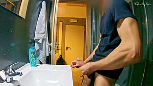 Ehi, vuoi segarti in questo bagno condiviso dell'ostello con me?