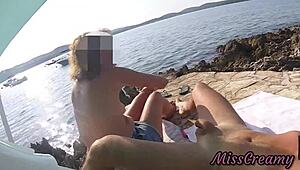 Френски двойки с дързостна ръчна работа на гръцки нудистки плаж