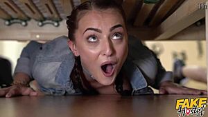 Hostel fals - blocate sub pat, două puicuțe mici salvate de un erou cu pula groasă pentru un trio amuzant