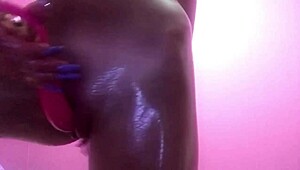 18岁学生妹假鸡巴自摸骚穴