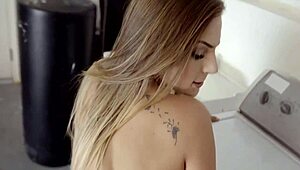 Making my sis cum keeps her begging for more! 😍