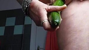 Баба блъска косматата си путка с краставица, дяволски дива!