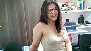 По дяволите, отчаяна hermanastra ме молеше да й дам да ми духа и се предадох!