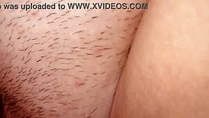 سمينة هاوية تظهر كسها المحلوق مقرب في كليب منزلي