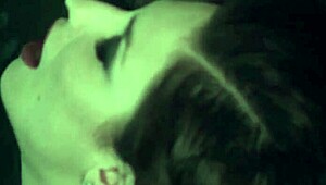 يا رجل، إيمي وايت جات غرفتي وأنا هتجنن من الرغبة!