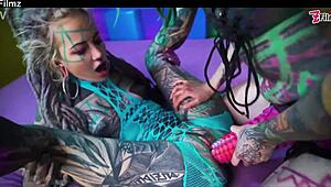 문신한 외계 소녀들, 큰 스트랩온과 장난감으로 하드 섹스