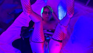 Кибер анална курва те кани да влезеш в задника й